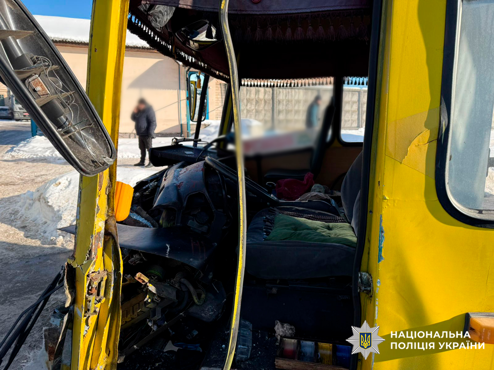 У Києві маршрутка потрапила у ДТП із двома вантажівками: є постраждалі