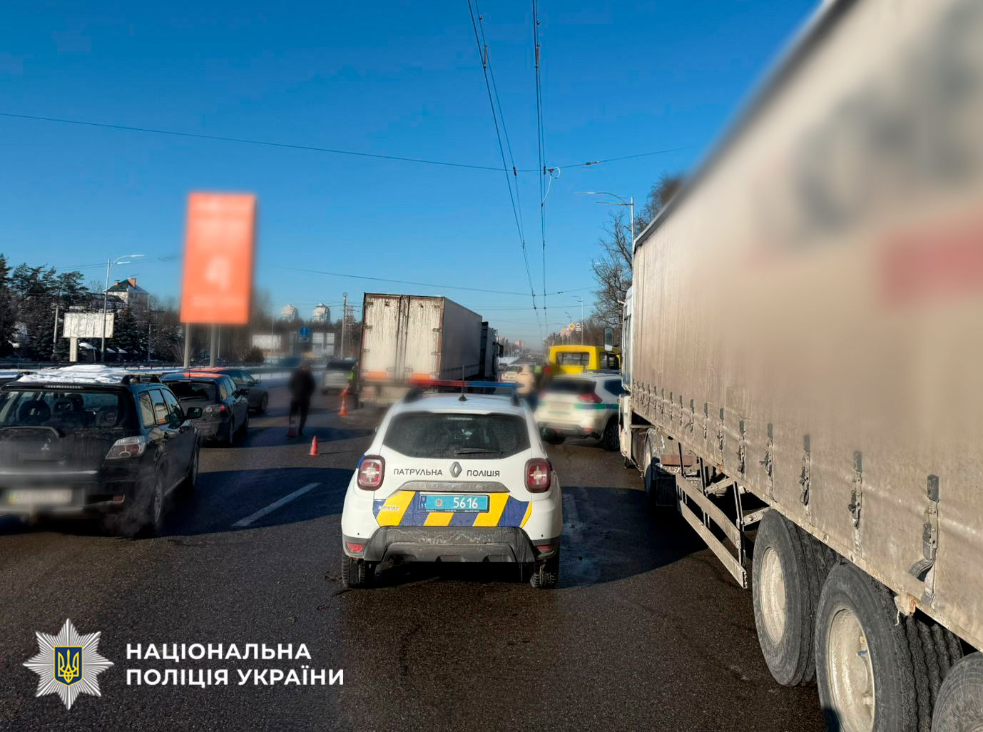 У Києві маршрутка потрапила у ДТП із двома вантажівками: четверо постраждалих