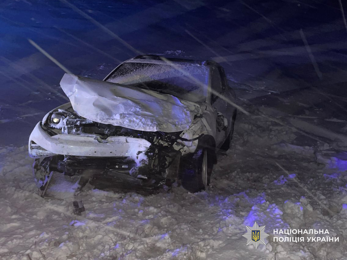 На Чернігівщині зіткнулись мікроавтобус та легковик: восьмеро травмованих