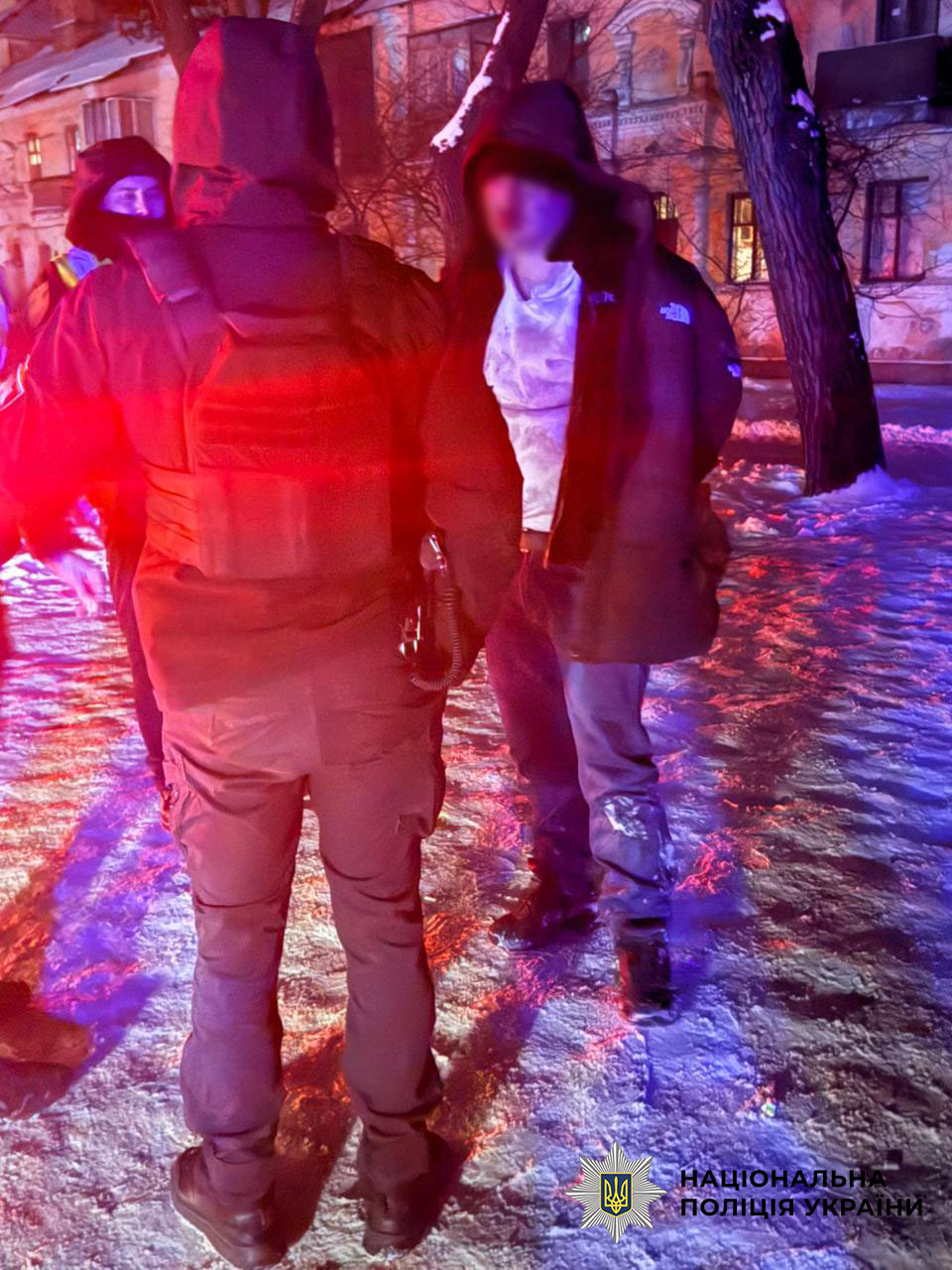 Напав із канцелярським ножем: у Києві чоловік понівечив обличчя 17-річному хлопцю