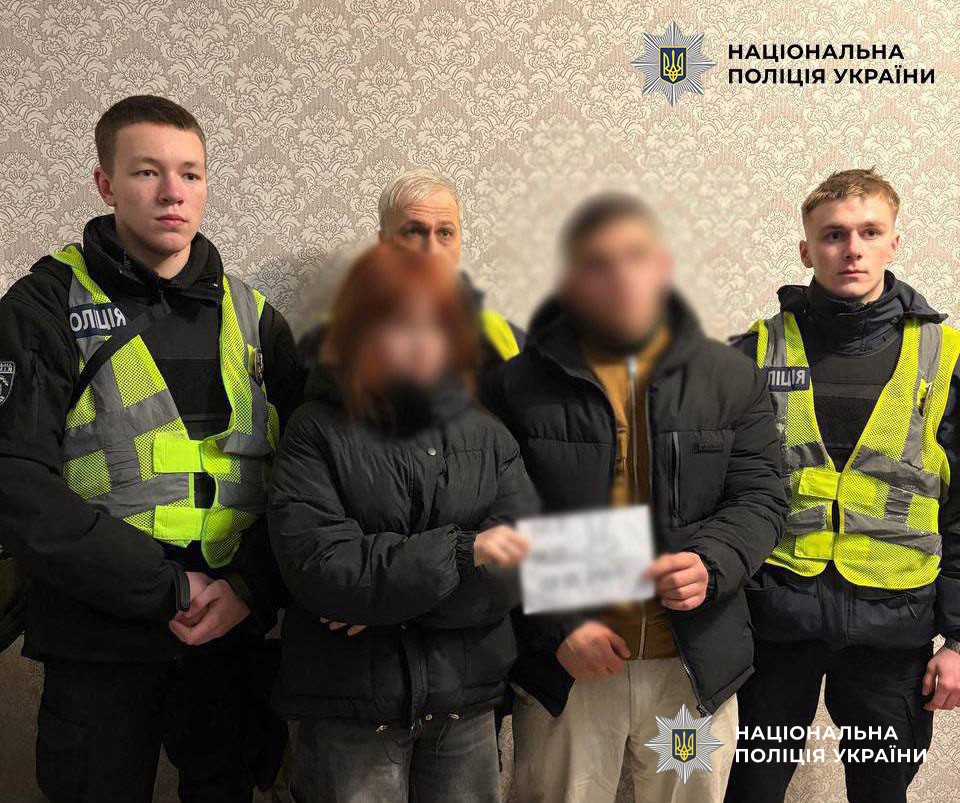 У Києві затримали 16-річну дівчину та 19-річного хлопця за підпал трьох Tesla
