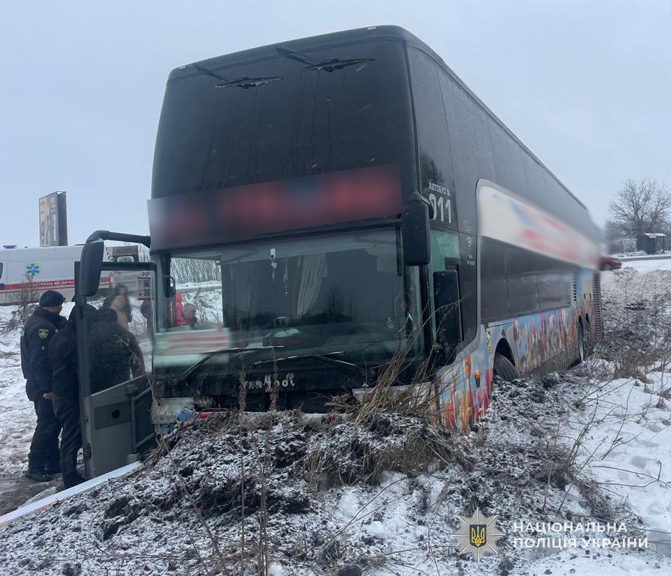 На Львівщині автобус із пасажирами злетів у кювет: є постраждалі