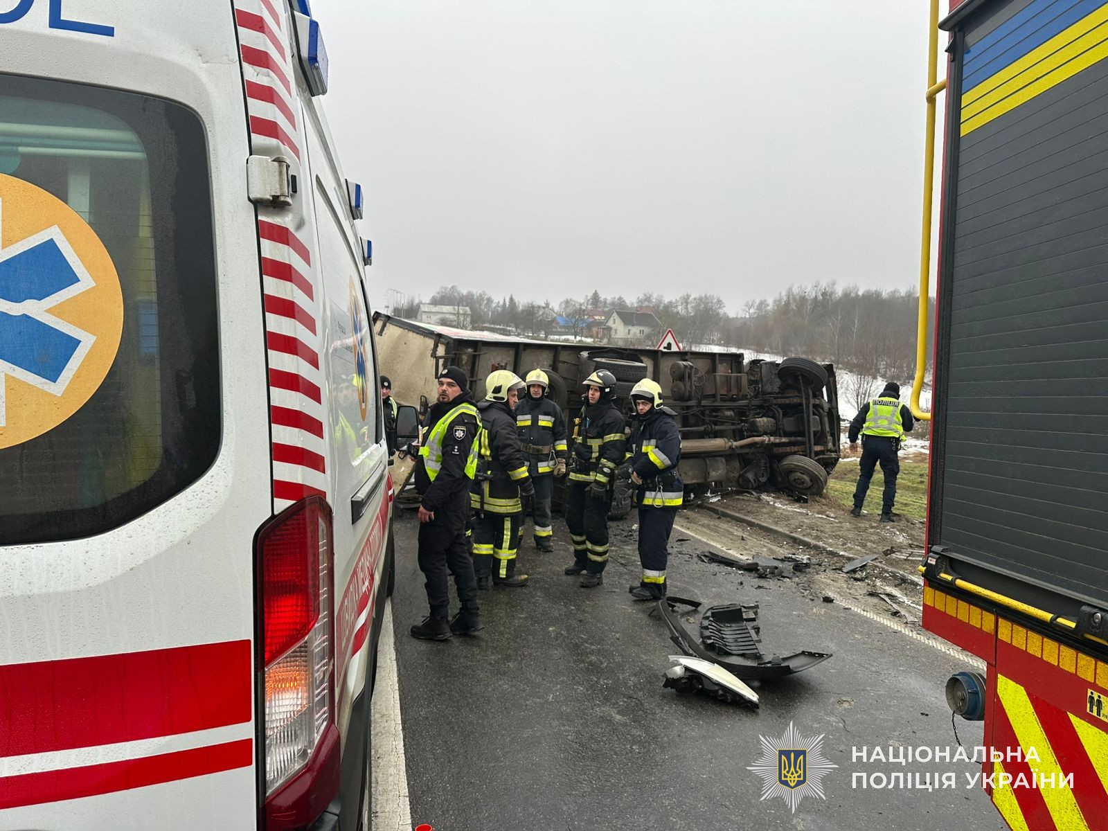 На Львівщині внаслідок ДТП перекинулись вантажівка та легковик