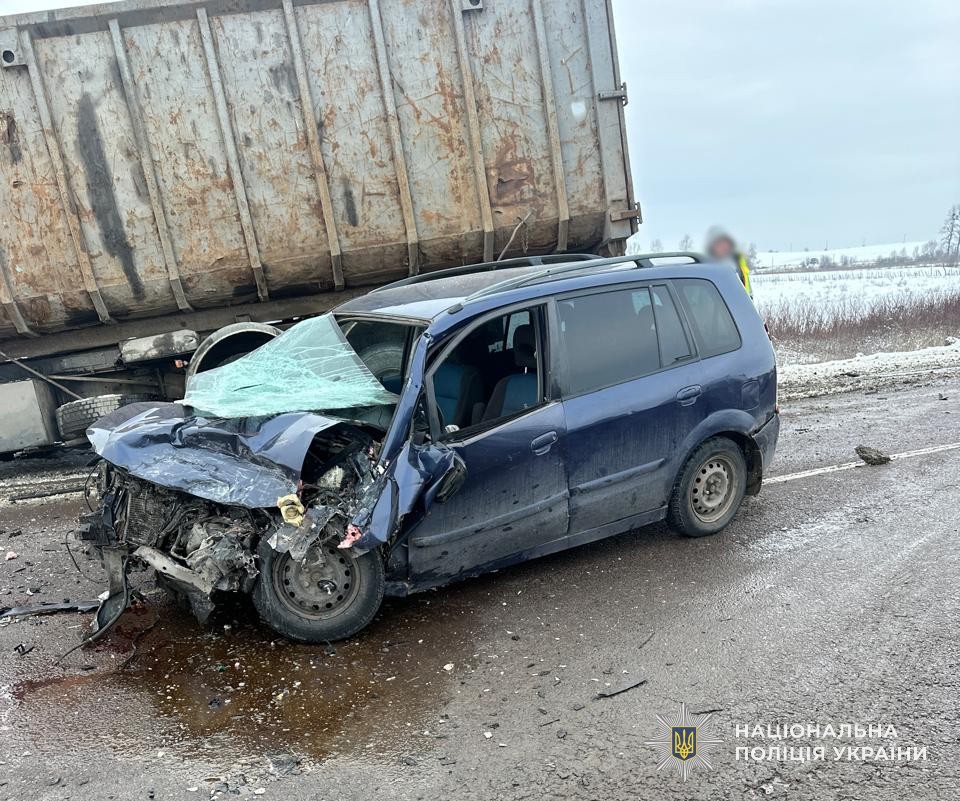 На Львівщині сталася потрійна ДТП з вантажівкою: двоє травмованих