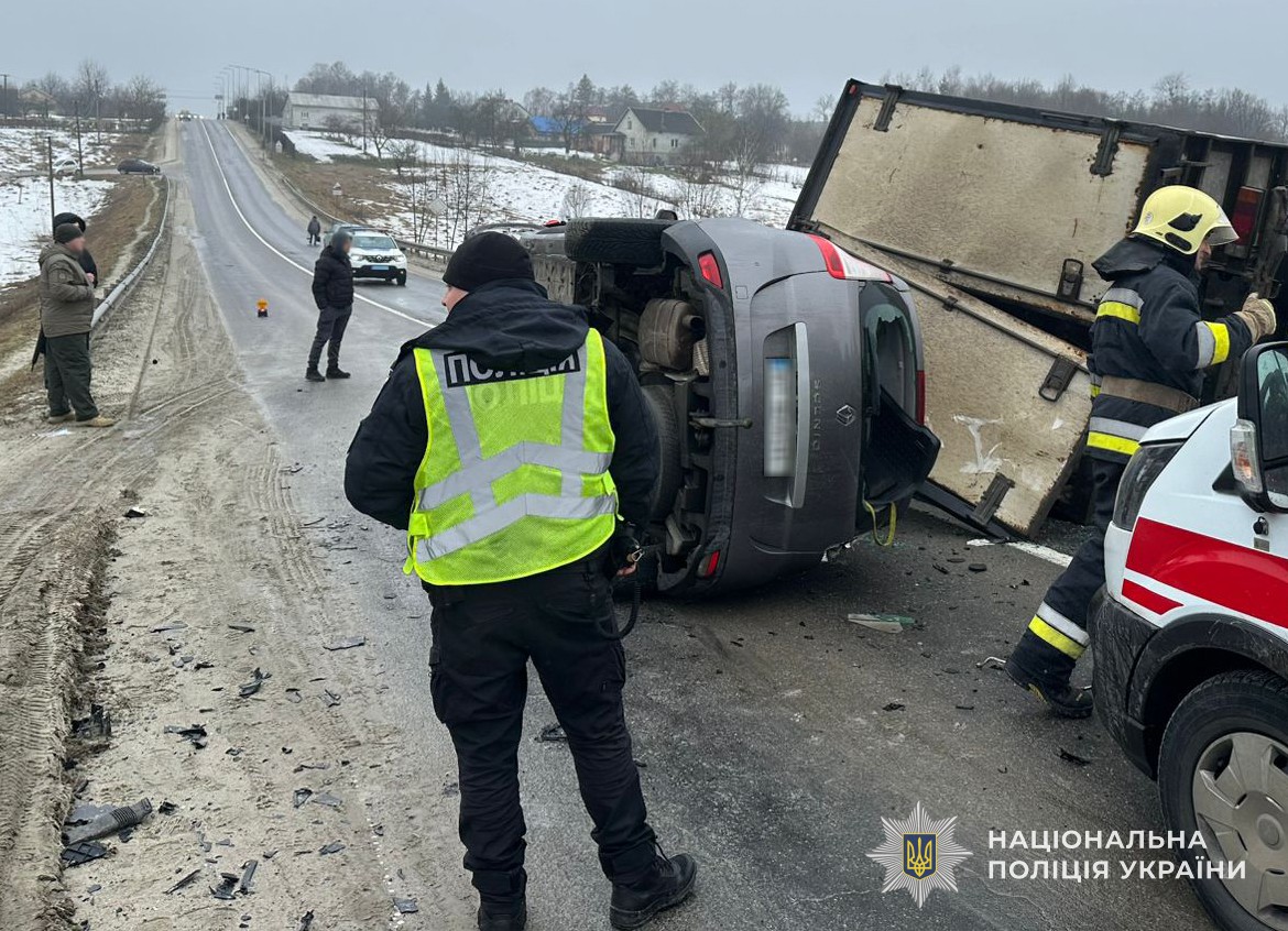 На Львівщині внаслідок ДТП перекинулись вантажівка та легковик: є загиблий