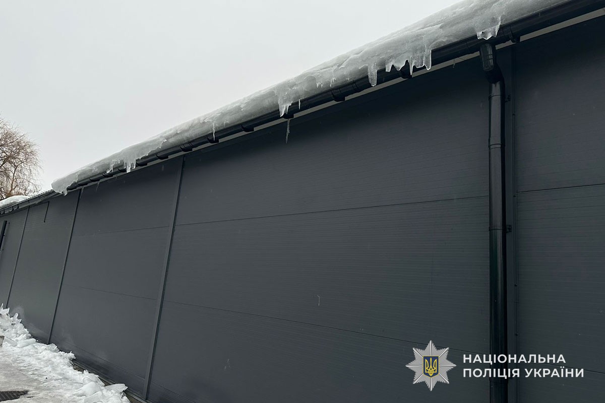 В Тернопольской области ледяная глыба упала с крыши супермаркета на 8-летнего мальчика