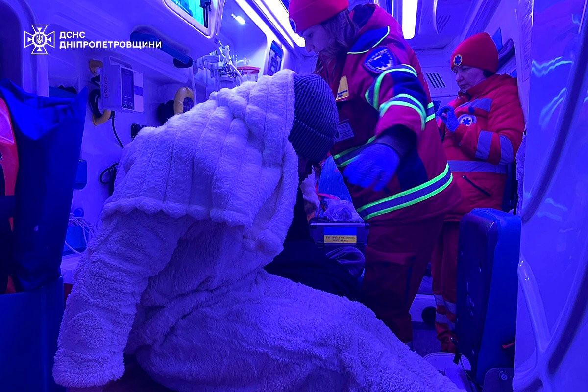 На Дніпропетровщині двоє 14-річних хлопців застрягли на кризі посеред річки