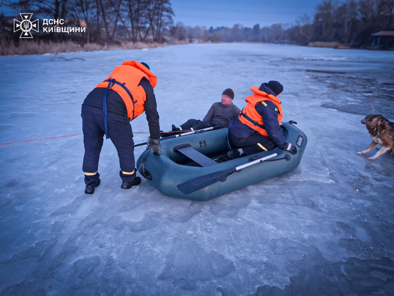 В Киевской области мужчина провалился под лед, спасая собаку