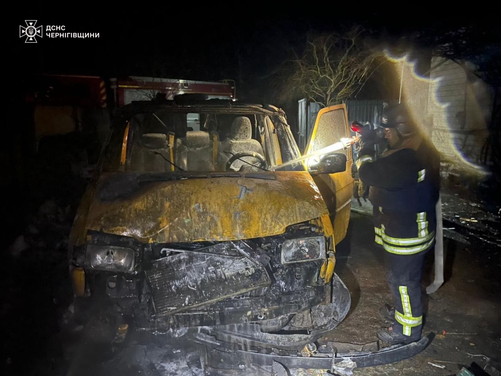 На Черниговщине из-за падения вражеского дрона горели дом и автомобиль