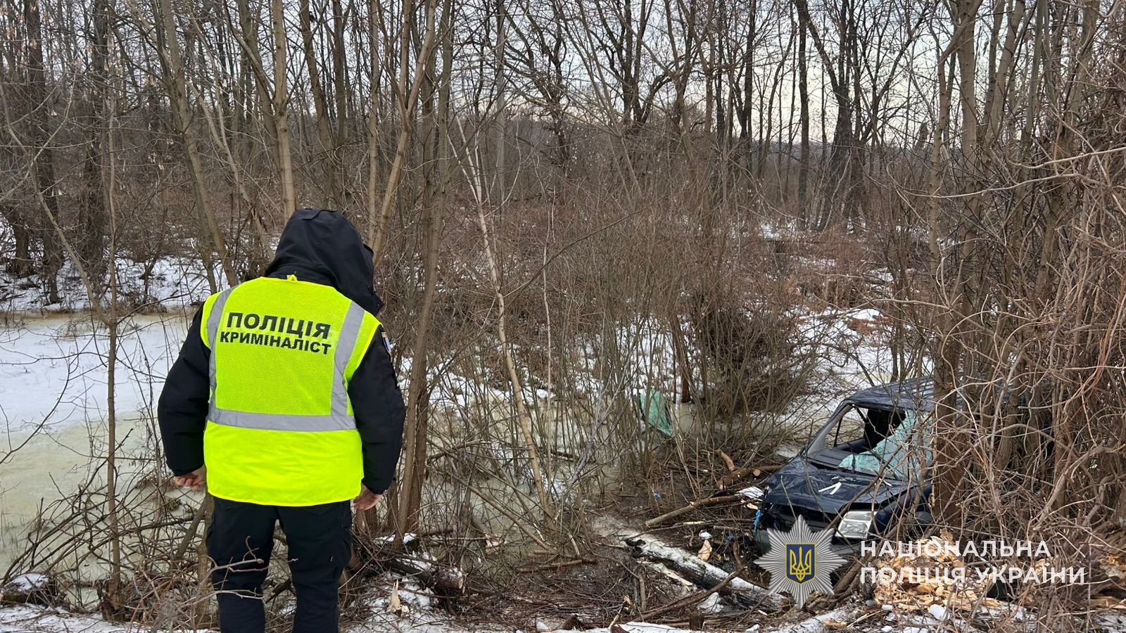 В Сумской области автомобиль вылетел в кювет и опрокинулся: погибла женщина